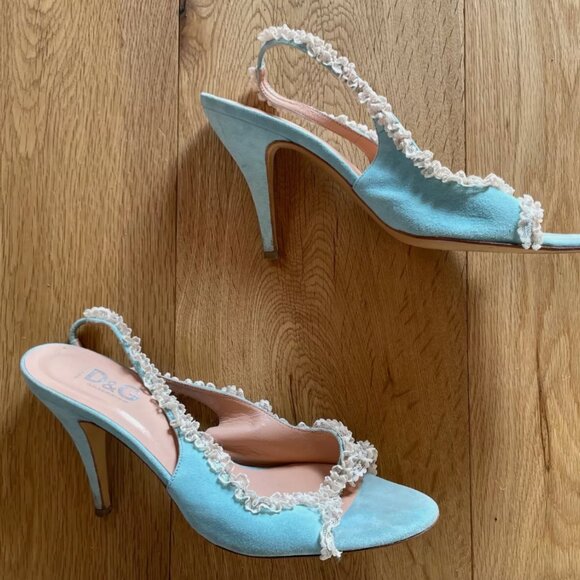 Very demure...very delicate!  Vintage Dolce & Gabbana suede and lace heels, 40 - Picture 2 of 10